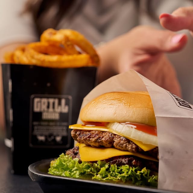 برغر Grill Mark مع البطاطا الكيرلي